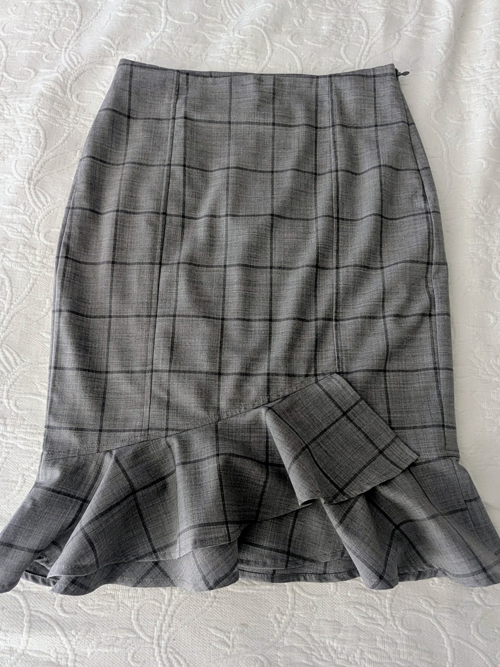 EUC, Banana Republic Gray Plaid Pencil Skirt with Ruffled Hem